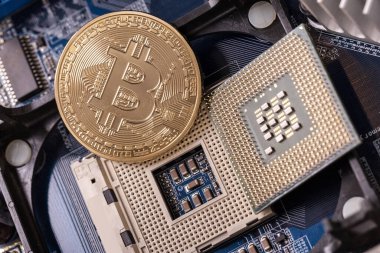 Bitcoin bir bozuk para, işlemci prizinde. Şifreli para birimi. Kapat.