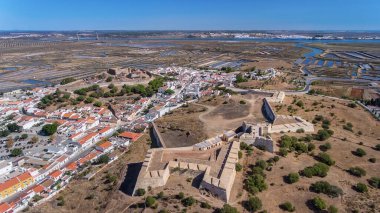 Havadan. Portekiz 'deki Castro Marim kalesinin askeri yerleşim yerinin antik duvarları.