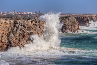 Sagres Algarve 'de fırtına rüzgarı ve dalgalar. Portekiz.