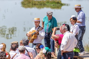 El Rocio, İspanya - 22 Mayıs 2015 İspanyollar dini bir festivali kutladılar, kabul töreninde şarkı söyleyip dans ettiler. .