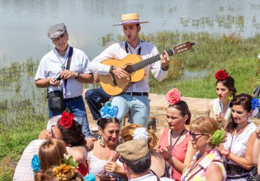 El Rocio, İspanya - 22 Mayıs 2015 İspanyollar dini bir festivali kutladılar, kabul töreninde şarkı söyleyip dans ettiler. .