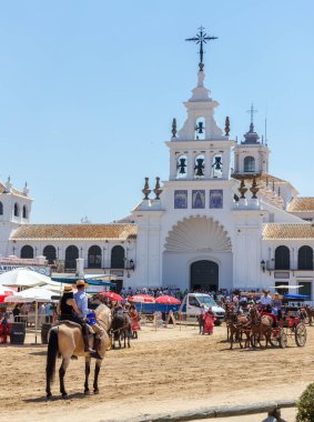 El Rocio, İspanya-22 Mayıs 2015 Kilisenin yakınındaki bir meydanda at binicisi. El Rocio