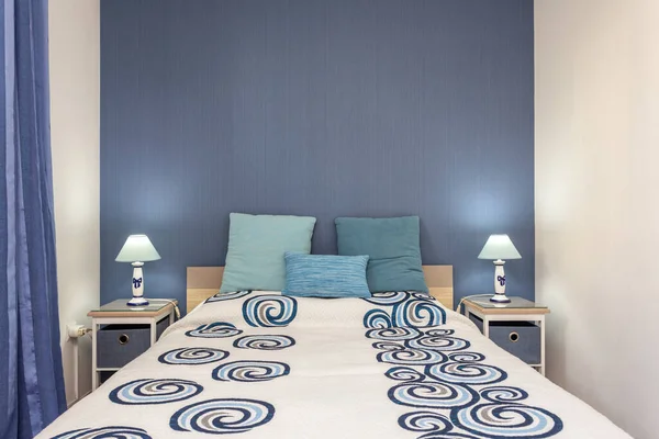 침대와 베개가 현대적 스타일의 앞모습 — 스톡 사진