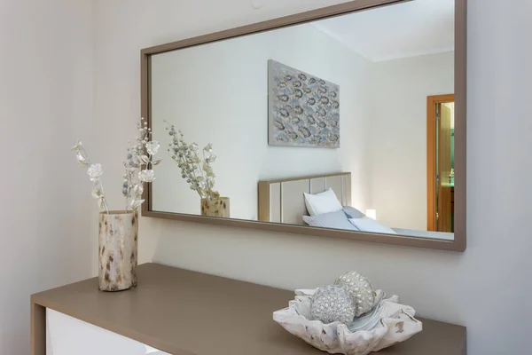 Tükör Hálószobában Tükrözi Ágyat Dekoráció Modern — Stock Fotó