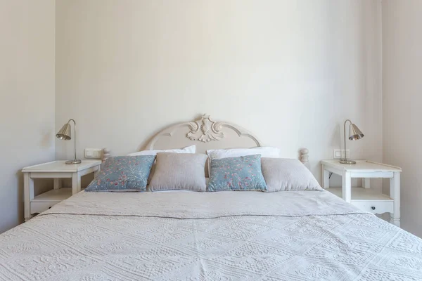 ベッド 枕付きのモダンなスタイルでベッドルーム 正面図 — ストック写真