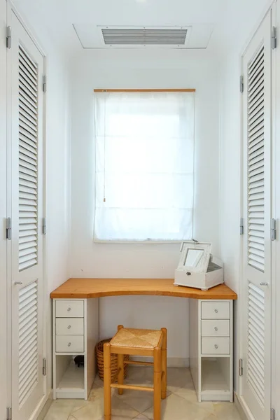 Armoire Pour Vêtements Chaussures Avec Une Table Miroir — Photo