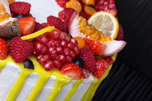 Delicioso Bolo Amarelo Frutas Close Para Aniversário Fundo Escuro — Fotografia de Stock