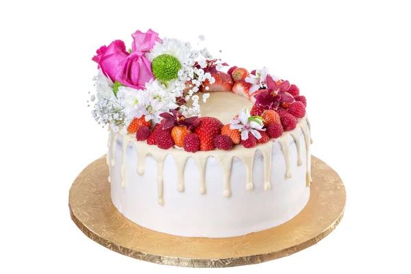 Torta Frutta Decorata Con Fiori Fondo Bianco — Foto Stock