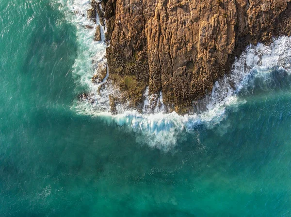 Antenne Wellen Brechen Vom Himmel Auf Die Felsen Portugal Algarve — Stockfoto