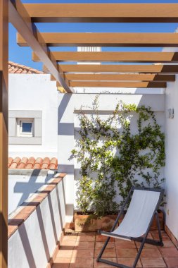 Otelin veranda balkonunda rahatlamak için sandalye.