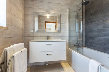 Tuvaleti ve konforu olan modern banyo odası