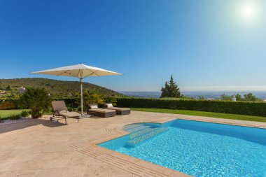 Portekiz Algarve 'de deniz manzaralı hoş bir yüzme havuzu. Turistler için