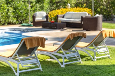 Güneş banyosu, güneş panjurları ve güneş şemsiyesi. Portekiz 'de