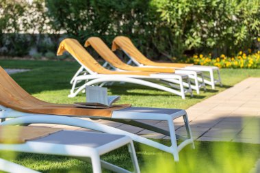 Güneş banyosu, güneş panjurları ve güneş şemsiyesi. Portekiz 'de