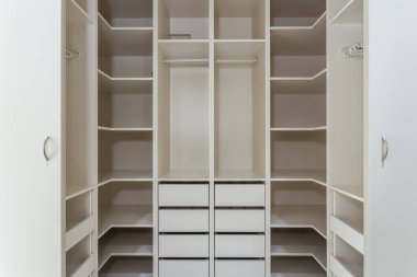 Farklı ihtiyaçlar ve kıyafetler için oteldeki modern dolap.