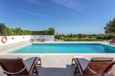 Güneş banyosu, güneş panjurları ve güneş şemsiyesi. Portekiz 'de