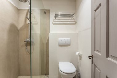 Tuvaleti ve konforu olan modern banyo odası