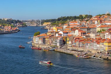 Portekiz 'in Porto şehrindeki Douro Nehri' nde fıçı fıçı şarap taşıyan geleneksel tekneler.