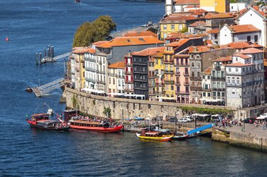 Portekiz 'in Porto şehrindeki Douro Nehri' nde fıçı fıçı şarap taşıyan geleneksel tekneler.