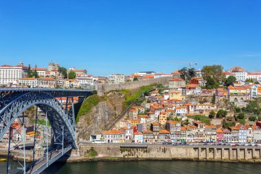 San Luis 'in Douro Nehri üzerindeki tarihi Demir Köprüsü. Porto şehrinde.