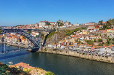 San Luis 'in Douro Nehri üzerindeki tarihi Demir Köprüsü. Porto şehrinde.
