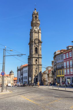 Porto sokaklarında, yoldan geçenler Torre dos Clerigos yakınlarında