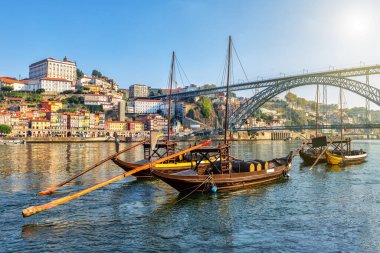 Portekiz 'in Porto şehrindeki Douro Nehri' nde fıçı fıçı şarap taşıyan geleneksel tekneler.