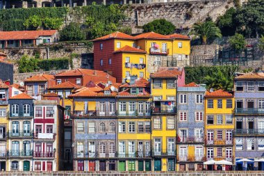 Geleneksel tarihi renkli evler, Douro Nehri kıyısındaki Porto şehri. Portekiz