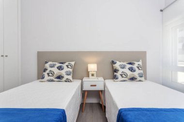 Yastıklı modern yatak odası ve turistler için yatak. Önden