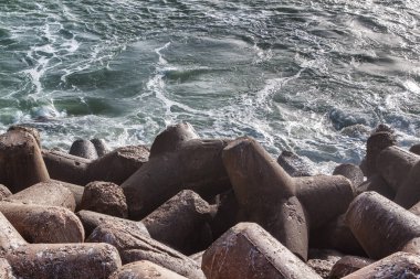 Taşlar dalgakıranların rıhtımının beton yapılarıdır. Kapat