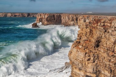 Sagres, Costa Vicentina 'da fırtına sırasında dev dalgalar