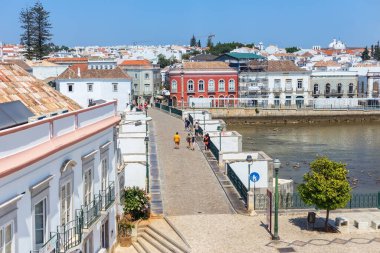 Turistler Tavira köyündeki köprü boyunca yürüyorlar