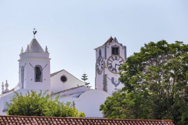 Tavira köyündeki kilisenin çan kulesine çatıdan bak.
