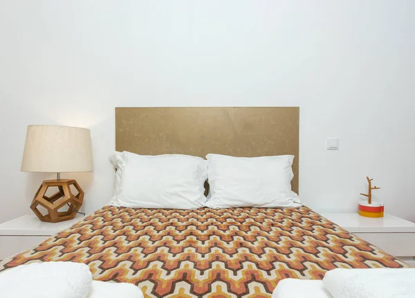 Спальня Современном Стиле Кроватью Подушками Вид Спереди — стоковое фото
