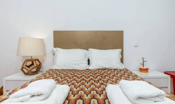 ベッド 枕付きのモダンなスタイルでベッドルーム 正面図 — ストック写真