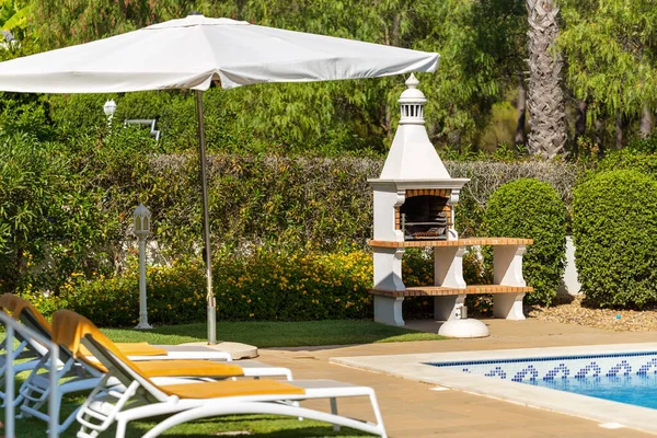 Zonnebad Met Ligstoelen Parasol Portugal Met Grill — Stockfoto