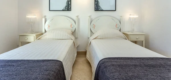Makuuhuone Moderniin Tyyliin Sänky Tyynyt Etunäkymä — kuvapankkivalokuva