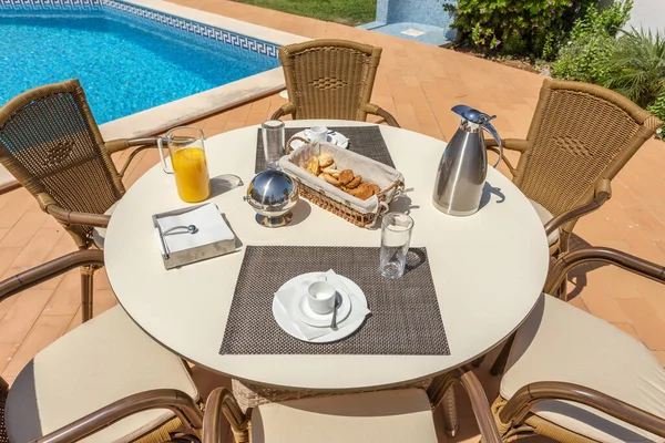 Ontbijt Buiten Bij Het Zwembad Voor Hoteltoeristen — Stockfoto
