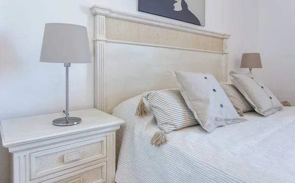 Cama Moderna Con Almohadas Lámparas Para Leer —  Fotos de Stock