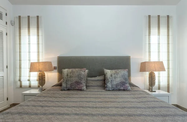 Schlafzimmer Modernen Stil Mit Bett Und Kissen Frontansicht — Stockfoto