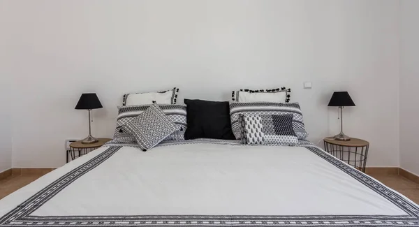 Sovrum Modern Stil Med Säng Och Kuddar Framifrån — Stockfoto
