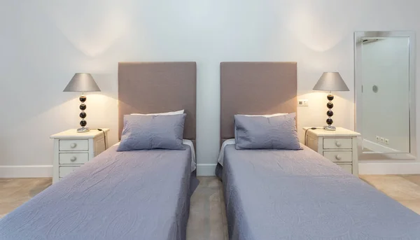 Dormitorio Estilo Moderno Con Cama Almohadas Vista Frontal — Foto de Stock