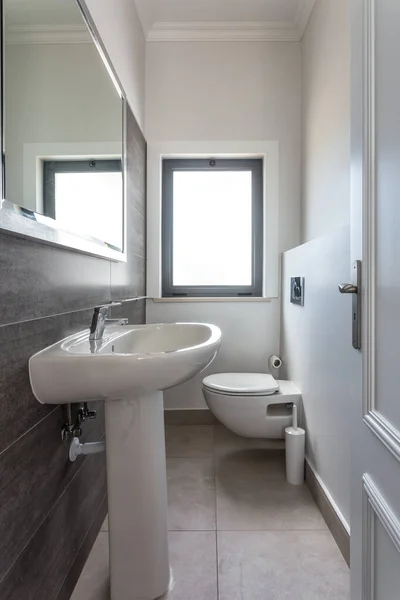 Tuvaleti Konforu Olan Modern Banyo Odası — Stok fotoğraf