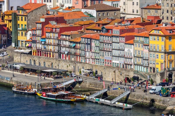 Barcos Tradicionais Com Barris Vinho Rio Douro Cidade Portuguesa Porto — Fotografia de Stock