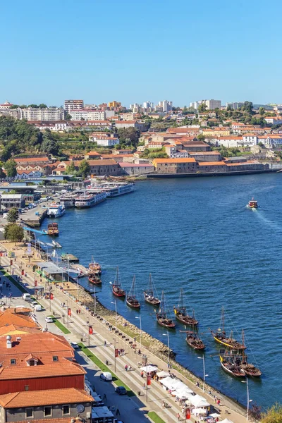 Barcos Tradicionales Con Barricas Vino Río Duero Ciudad Portuguesa Oporto — Foto de Stock