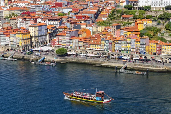 Barcos Tradicionais Com Barris Vinho Rio Douro Cidade Portuguesa Porto — Fotografia de Stock