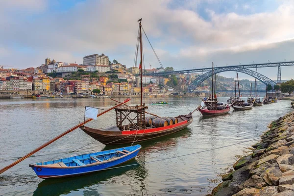 Tradycyjne Łodzie Beczkami Wina Rzece Douro Portugalskim Porto — Zdjęcie stockowe