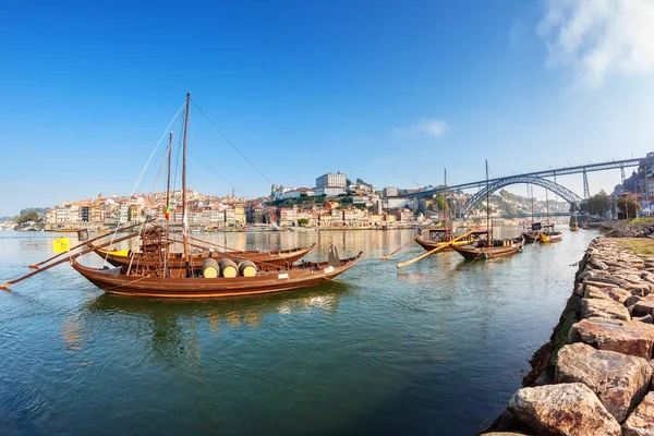 Tradiční Lodě Sudy Vína Řece Douro Portugalském Městě Porto — Stock fotografie