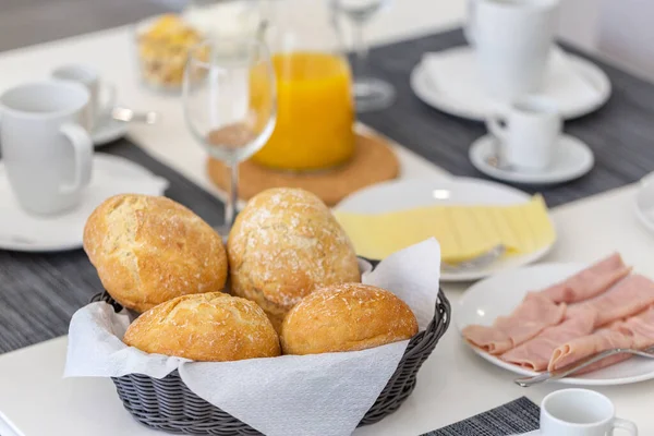 Delicioso Desayuno Mesa Queso Bollos Jugo Naranja —  Fotos de Stock