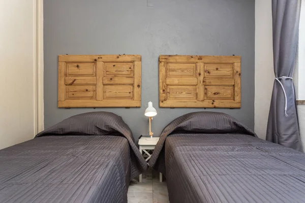 枕付きのモダンなベッドルームと観光客のためのベッドルーム 横方向 — ストック写真